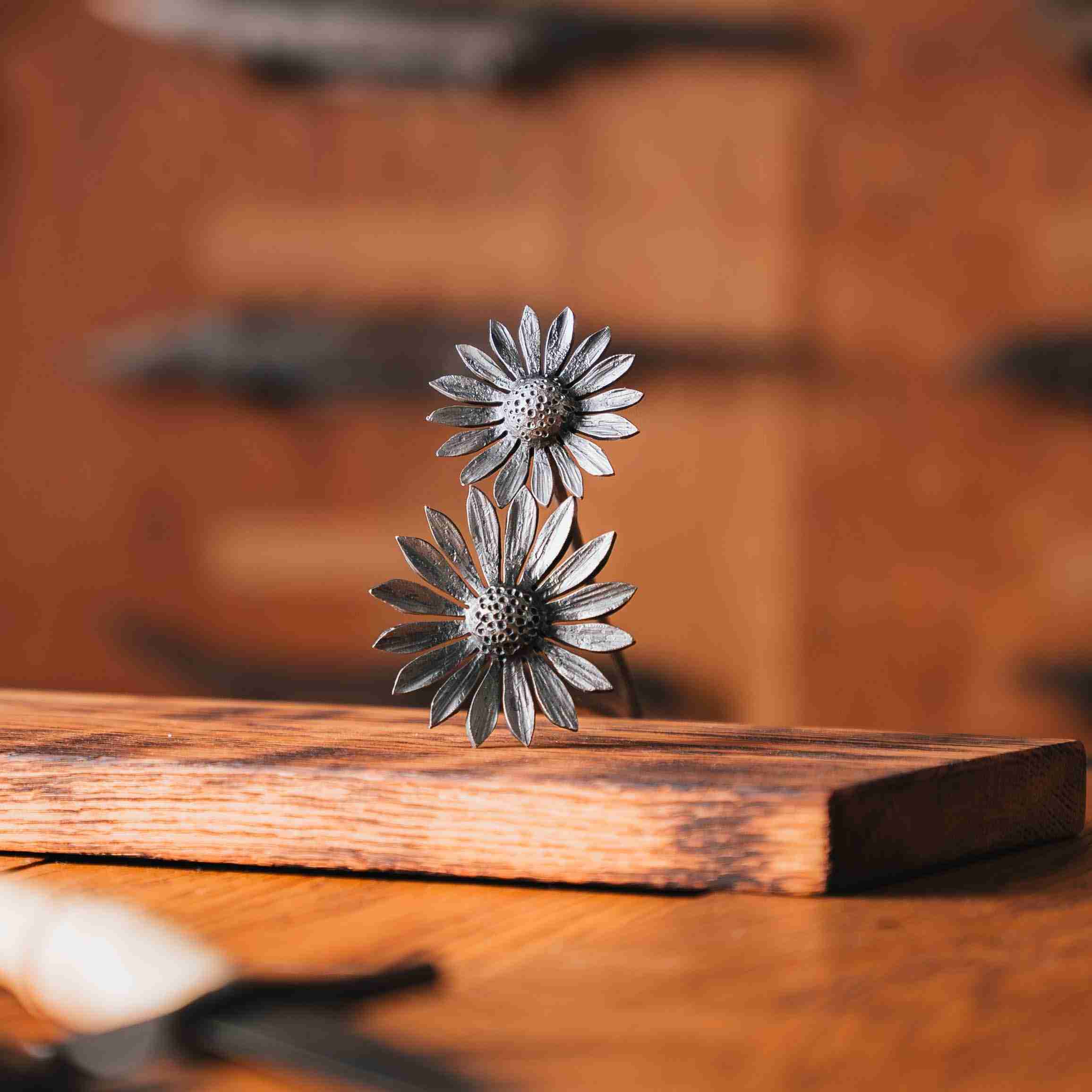 Metal daisy flowers