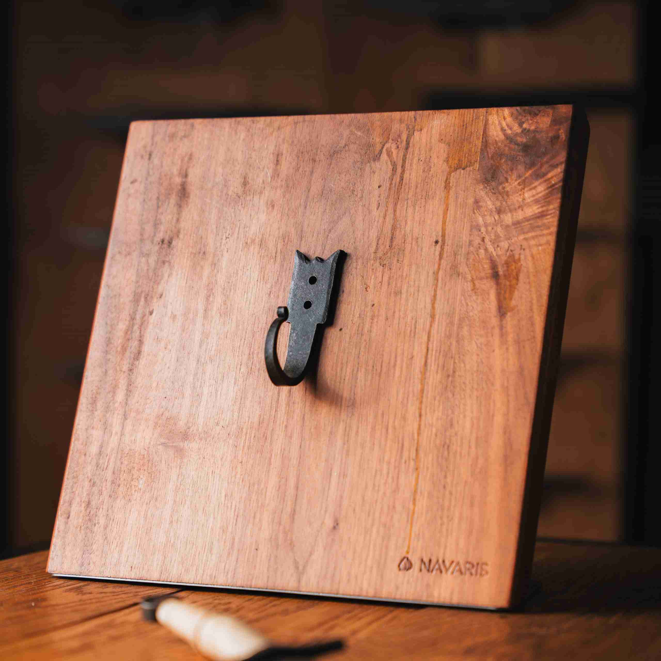 metal hook with crown detail backplate